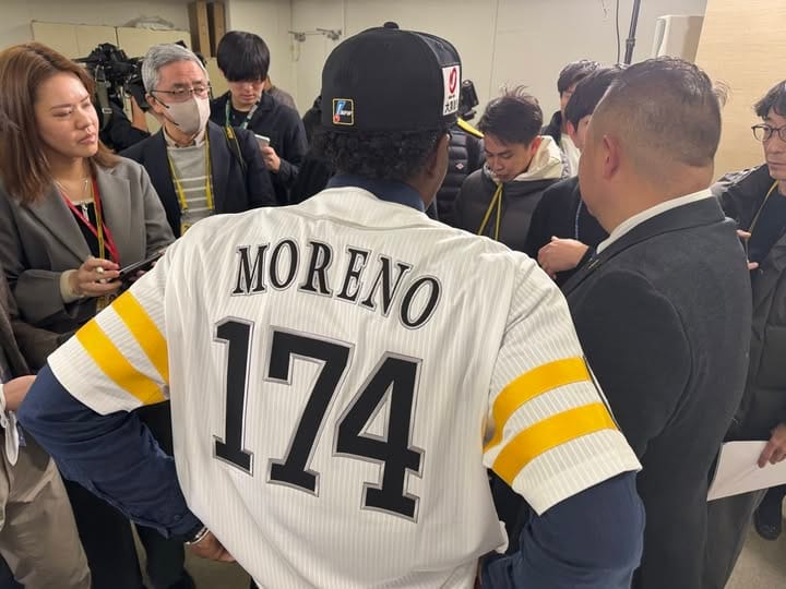 Jonathan Moreno enfrentando por vez primera a los medios japoneses. (Foto: SoftBank Hawks)