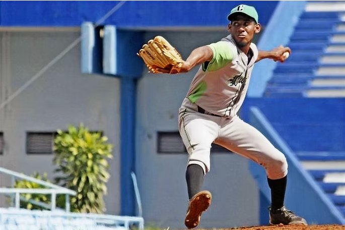 Islay Sotolongo realizó gran relevo ante Las Tunas. (Foto por Boris Luis Cabrera)