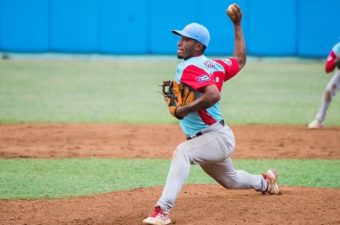 Yunier Batista maniató a Industriales para convertirse en el primer lanzador con 10 triunfos en la temporada. (Foto por Roberto Morejón)