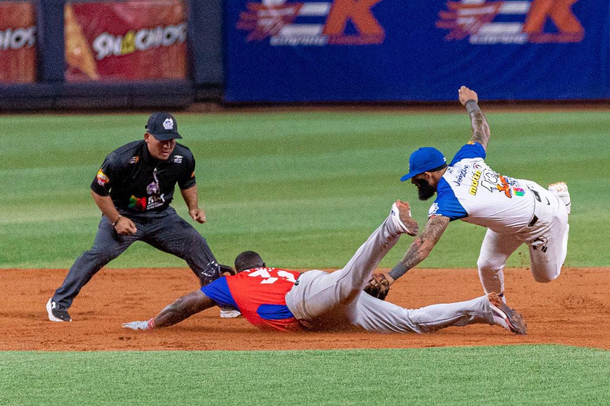 Yoel Yanqui golpeó de 3-2 con una anotada este sábado ante Venezuela. (Foto: Boris L. Cabrera)