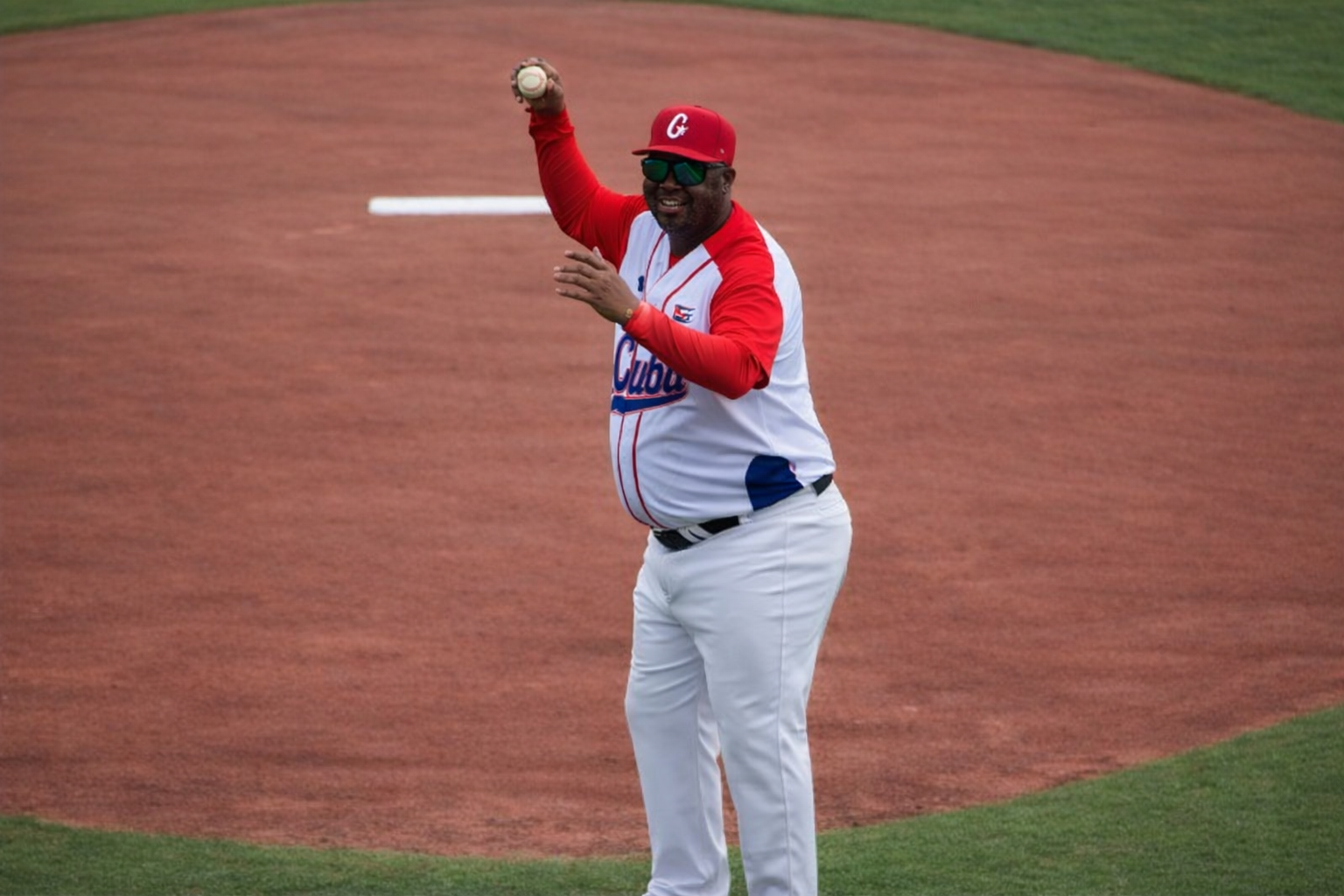 Omar Linares realizó el primer lanzamiento del Juego 2 de la Serie Internacional entre Cuba y Nicaragua. (Foto: Canal 13 Nicaragua)