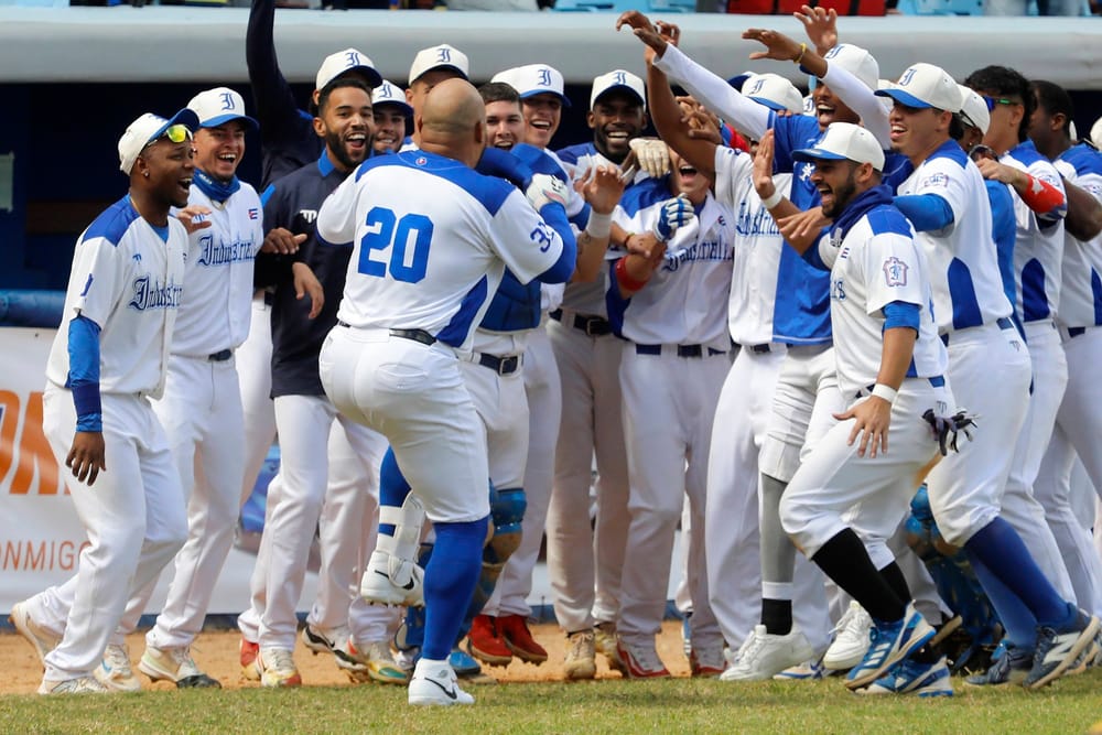 Playoffs 64 SNB | “El Tanque” Tomás volvió a dar jonrón y Raymond ganó duelo ante Yera: Industriales empató 2-2 la Semifinal vs. Matanzas