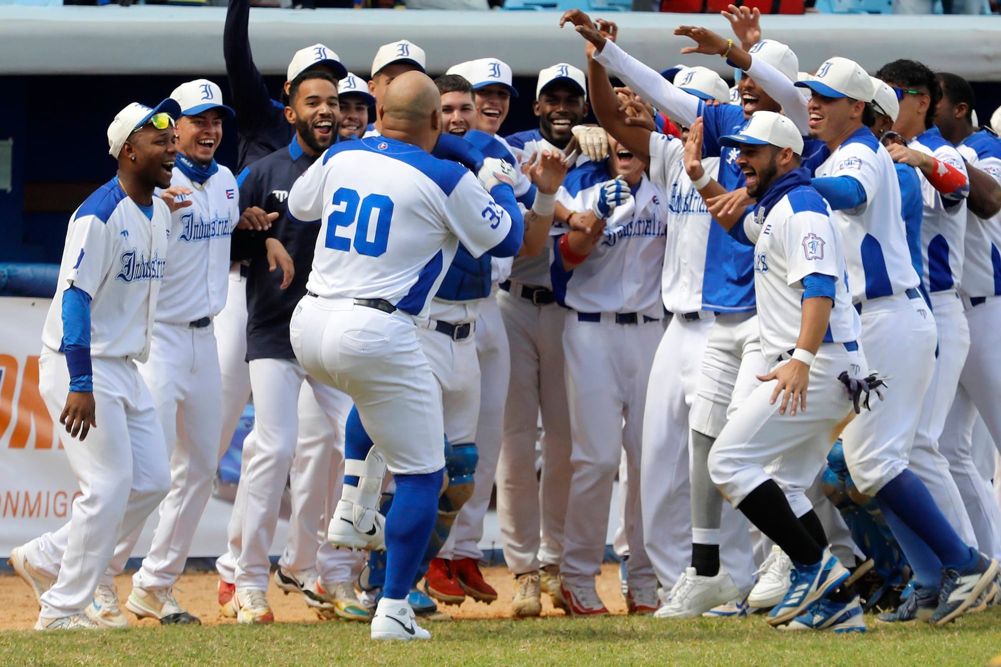 Playoffs 64 SNB | “El Tanque” Tomás volvió a dar jonrón y Raymond ganó duelo ante Yera: Industriales empató 2-2 la Semifinal vs. Matanzas