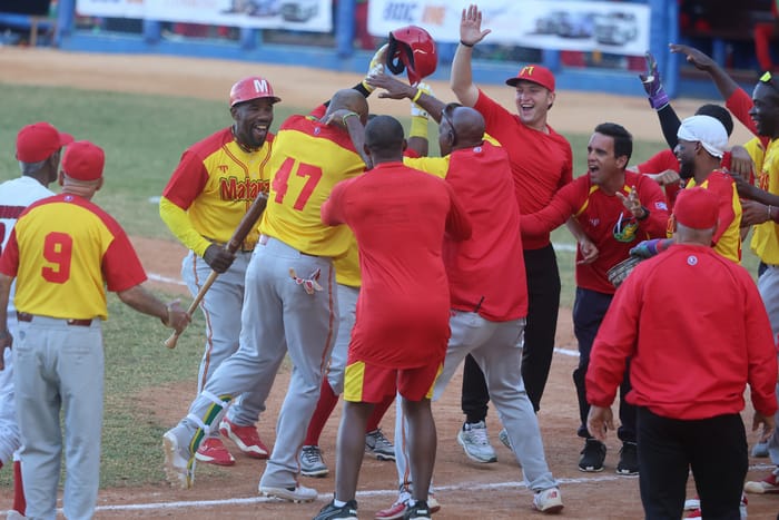 Yurisbel Gracial, con su jonrón, puso el punto final al Juego 3 de la Final de Cuba. (Foto: Jit.cu)
