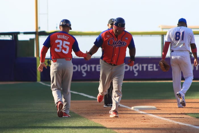 Alfredo Despaigne se fue de 5-3 ante Colombia con doble, jonrón y dos remolcadas. (Foto: SDA)